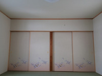 8帖の和室は塗り壁をクロス張りにしました。コストも抑えられることから和室にも壁紙を取り入れるスタイルが増えてきています。